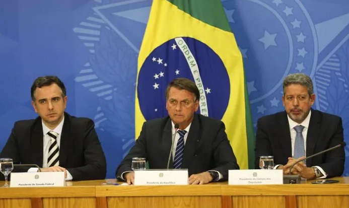 Bolsonaro anuncia PEC para zerar impostos e baixar preços dos combustíveis