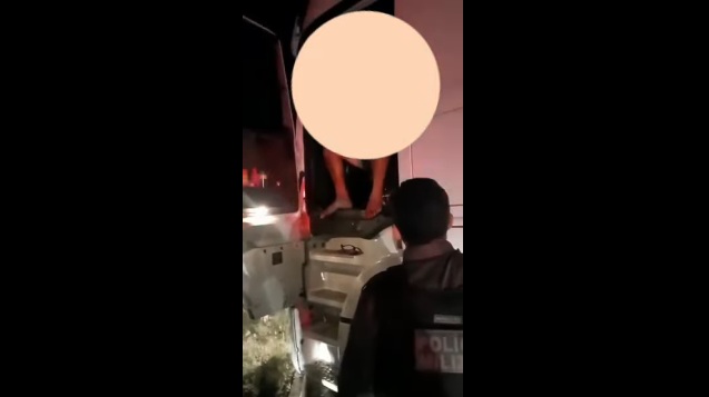 VÍDEO: Bêbado deixa carreta atravessada em rua e diz a PM do RN que só ia tirar veículo "quando amanhecer"