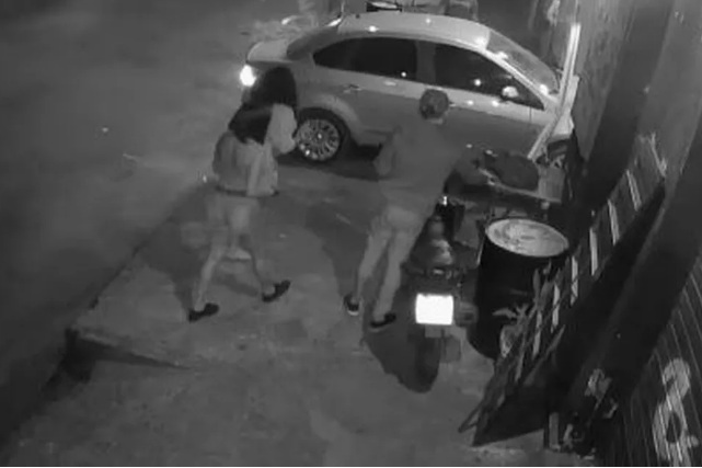 VÍDEO: Mulher é presa após invadir bar e atropelar namorado durante briga