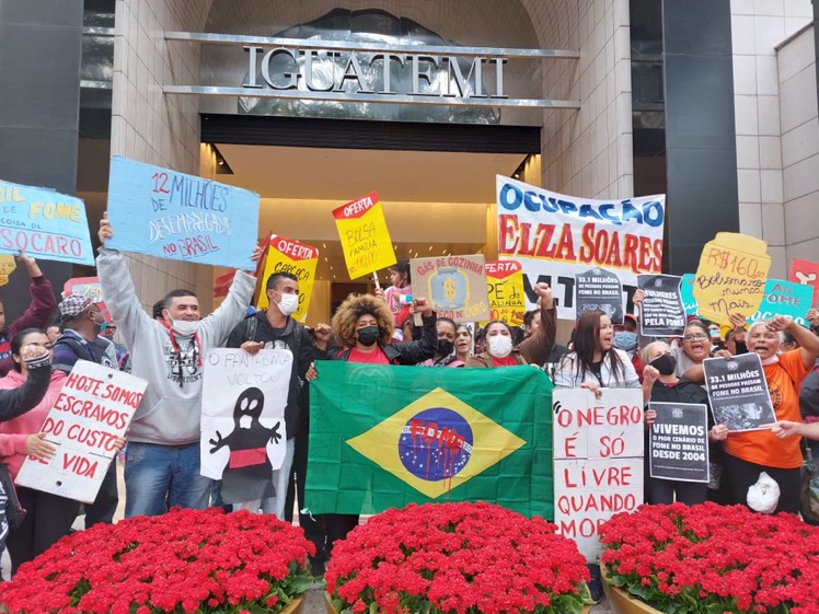 Militantes do MTST invadem shopping em São Paulo