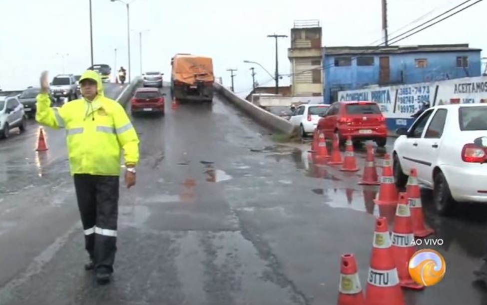 Carreta quebrada no viaduto da Urbana gera caos no trânsito em Natal