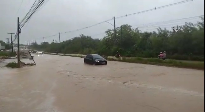 VÍDEO: Chuva alaga avenida na Grande Natal e impede passagem de veículos; ASSISTA