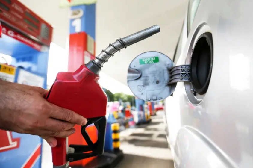 Com PEC, gasolina cairia de R$ 7,21 para R$ 5,56, diz relator