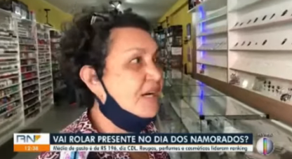 VÍDEO: Em entrevista ao vivo, mulher surpreende ao pedir cordão de ouro a namorado casado com outra no RN
