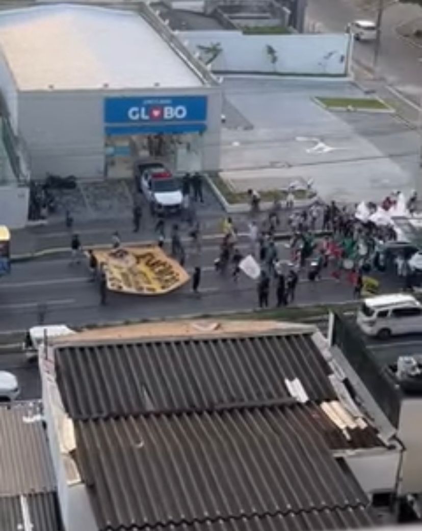 VÍDEO: Protesto de estudantes contra Bolsonaro causa congestionamento em Natal