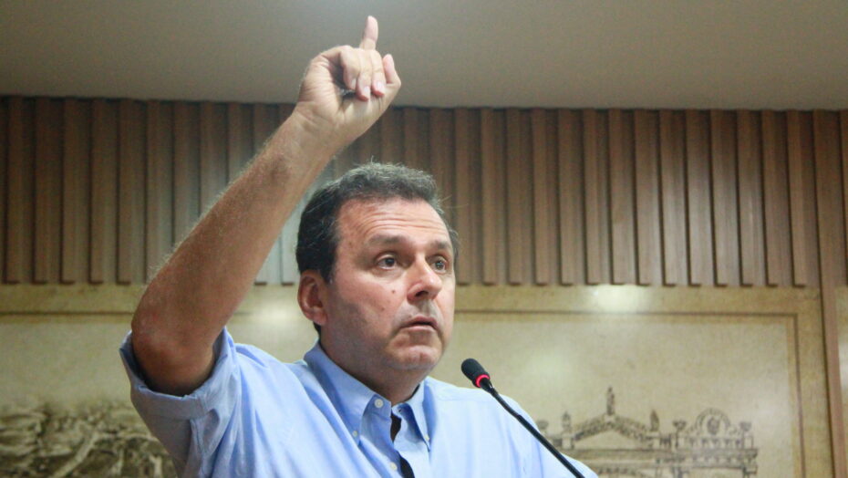 Carlos Eduardo mira em Bolsonaro e acerta Fátima ao criticar reforma da previdência