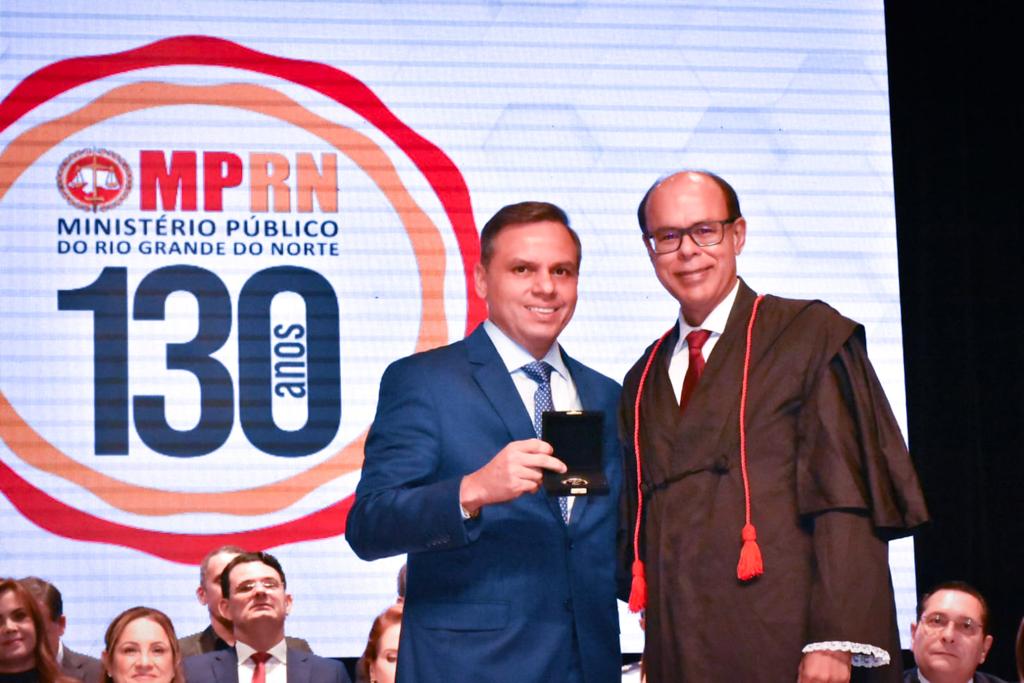 Vereador Aldo Clemente recebe comenda pelos 130 anos do MPRN