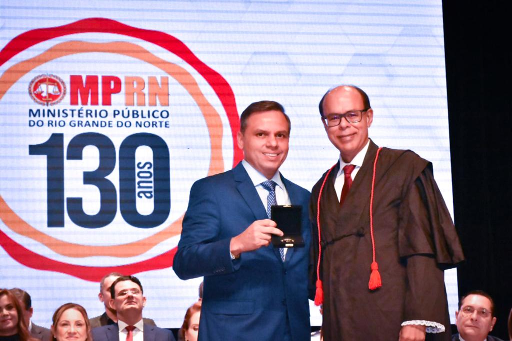 Vereador Aldo Clemente recebe comenda pelos 130 anos do MPRN