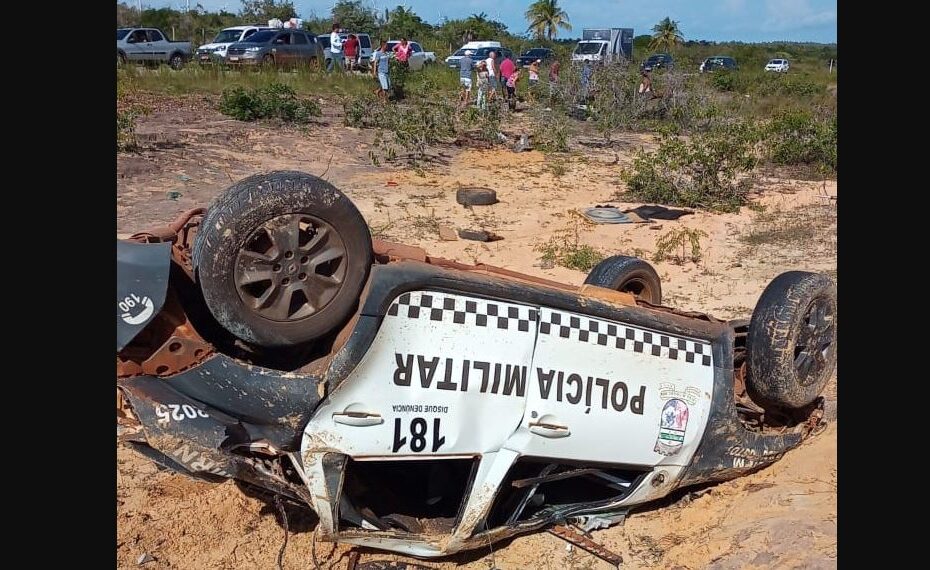 Policial morre após viatura da PM capotar em acidente grave no Litoral Norte