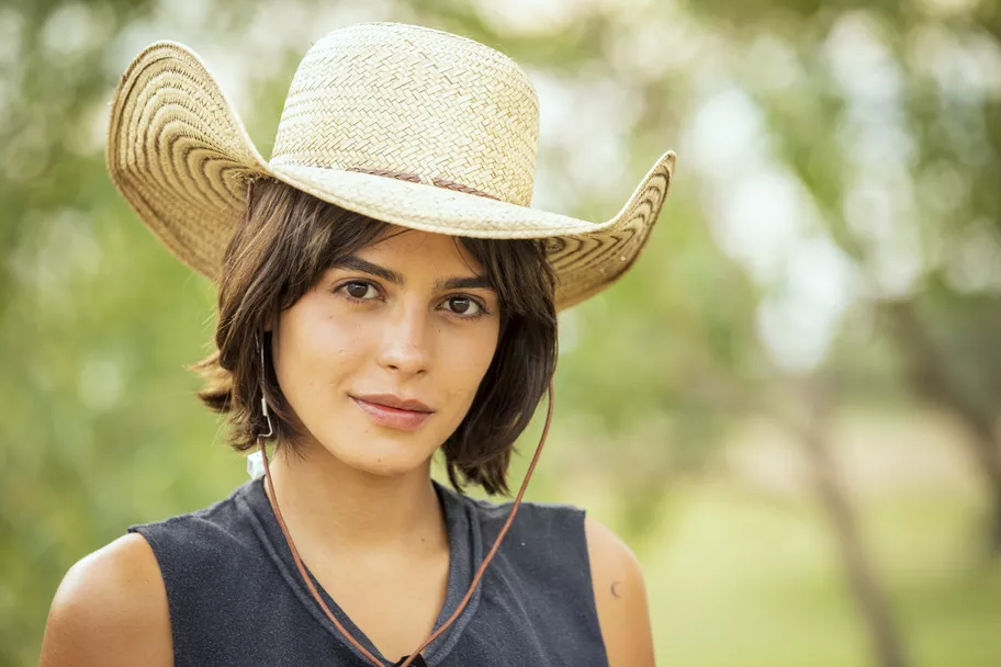 Julia Dalavia, a Guta de 'Pantanal', leva mordida de jacaré na bunda em dia de folga