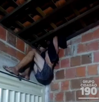 VÍDEO: Homem fica preso pelo pescoço ao tentar furtar mercadinho no interior do RN