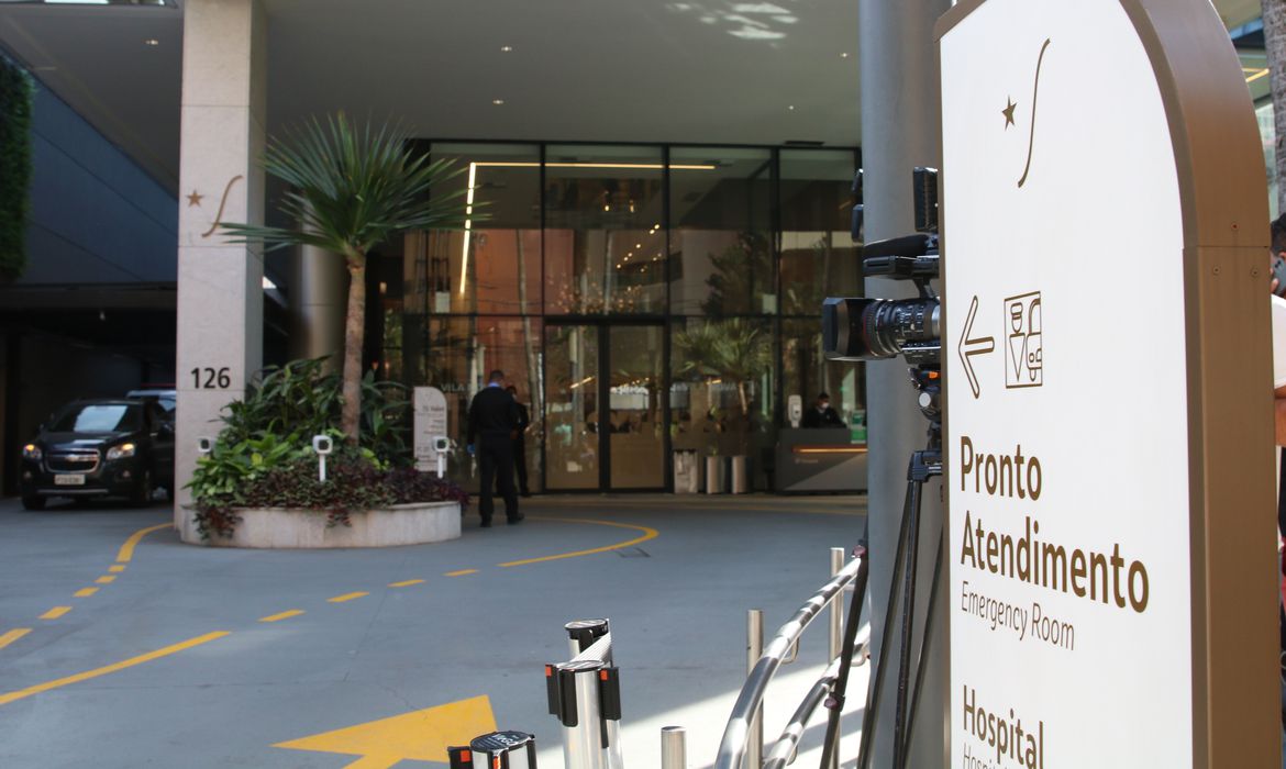 Mesmo com 80% da população totalmente vacinada, casos de Covid-19 crescem 94% nos hospitais privados, diz associação