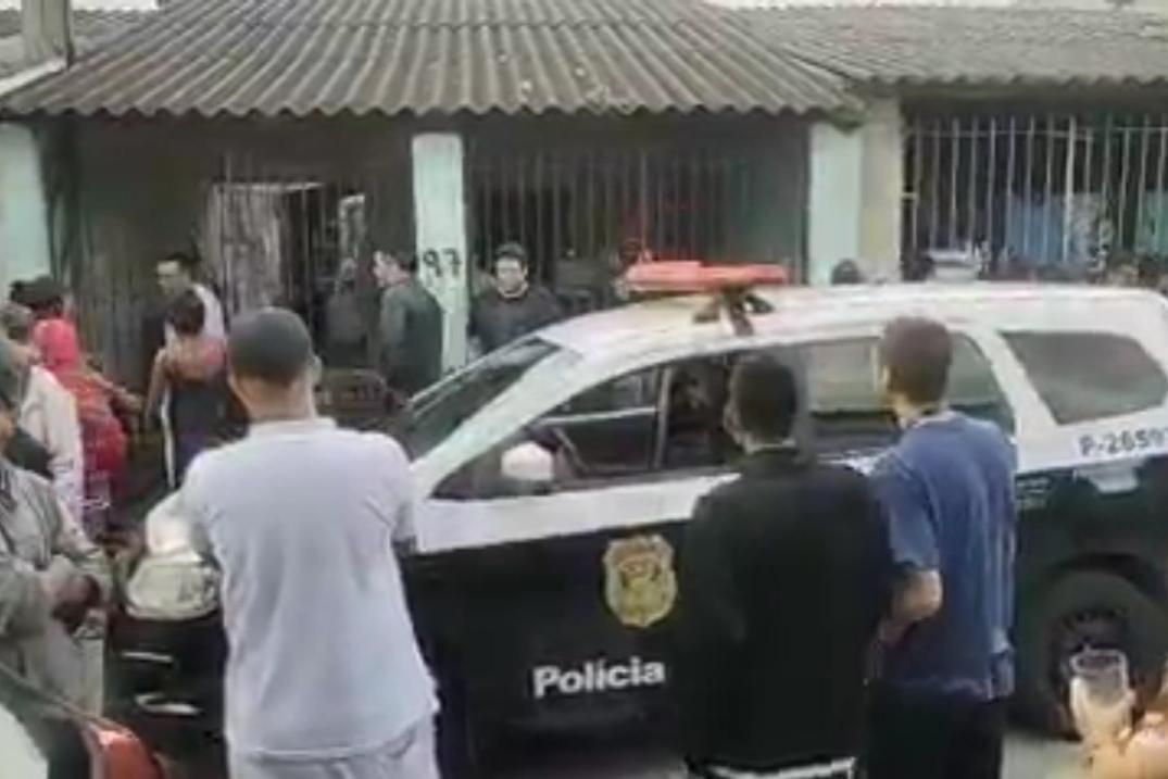 Corpo de adolescente desaparecida é encontrado enterrado na casa da família; pai e irmão são presos