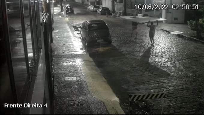 VÍDEO: Bandidos roubam portão de casa em área nobre de Natal e levam equipamento na cabeça; ASSISTA