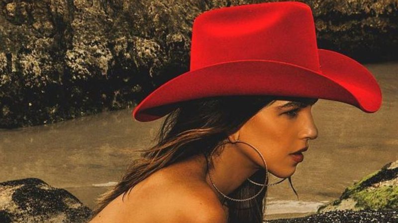 FOTO: Mariana Rios sensualiza ao fazer topless em clique proibido para menores e toca fogo na web; confira