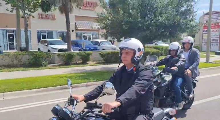 VÍDEO: Em Orlando, Bolsonaro participa de motociata e inaugura consulado; ASSISTA