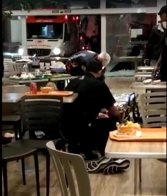 Homem e adolescente são baleados dentro de shopping