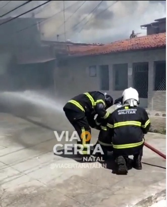 VÍDEO: Incêndio em veículo provoca correria em comunidade de Natal