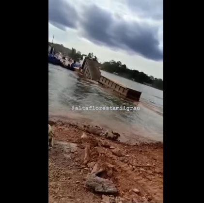 VÍDEO: Carreta cai de balsa e afunda em rio