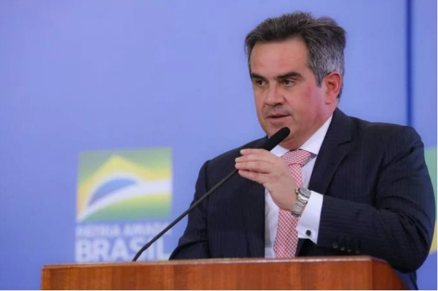 “Fala de pai e mãe mas não respeita a família”, diz ministro de Bolsonaro sobre o PT