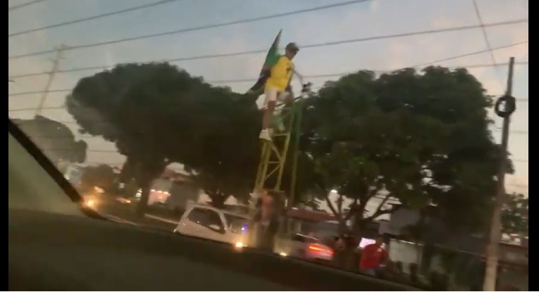 VÍDEO: Homem é flagrado em bicicleta gigante com foto de Bolsonaro em Natal