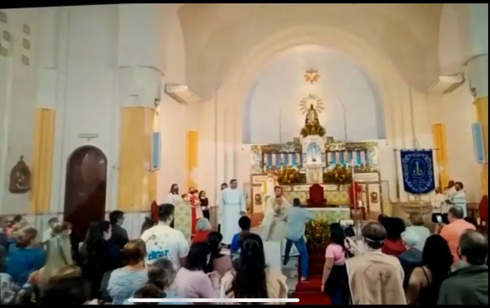 VÍDEO: Homem ataca padre durante celebração de missa no Rio