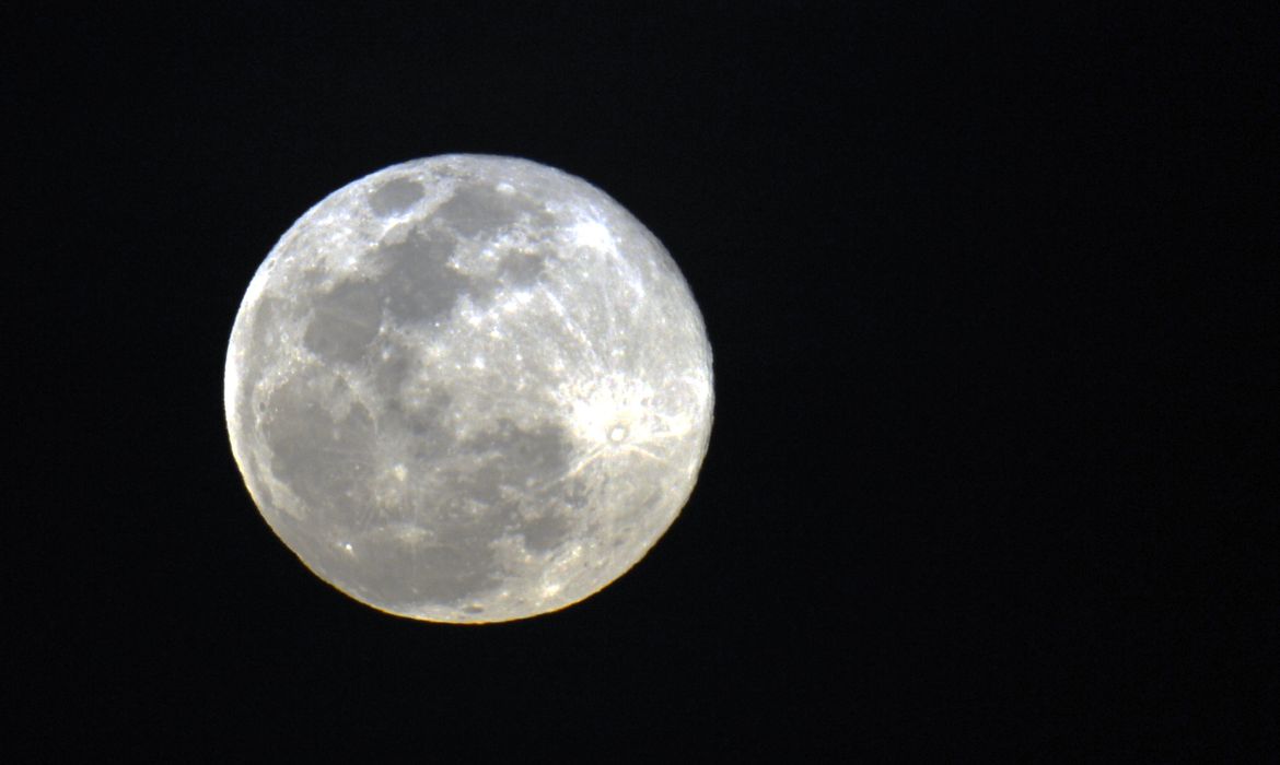 Superlua será visível na noite desta terça-feira