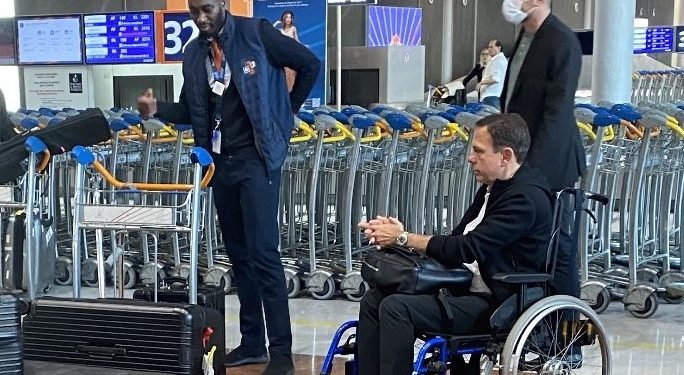 Doria é flagrado usando cadeira de rodas em aeroporto