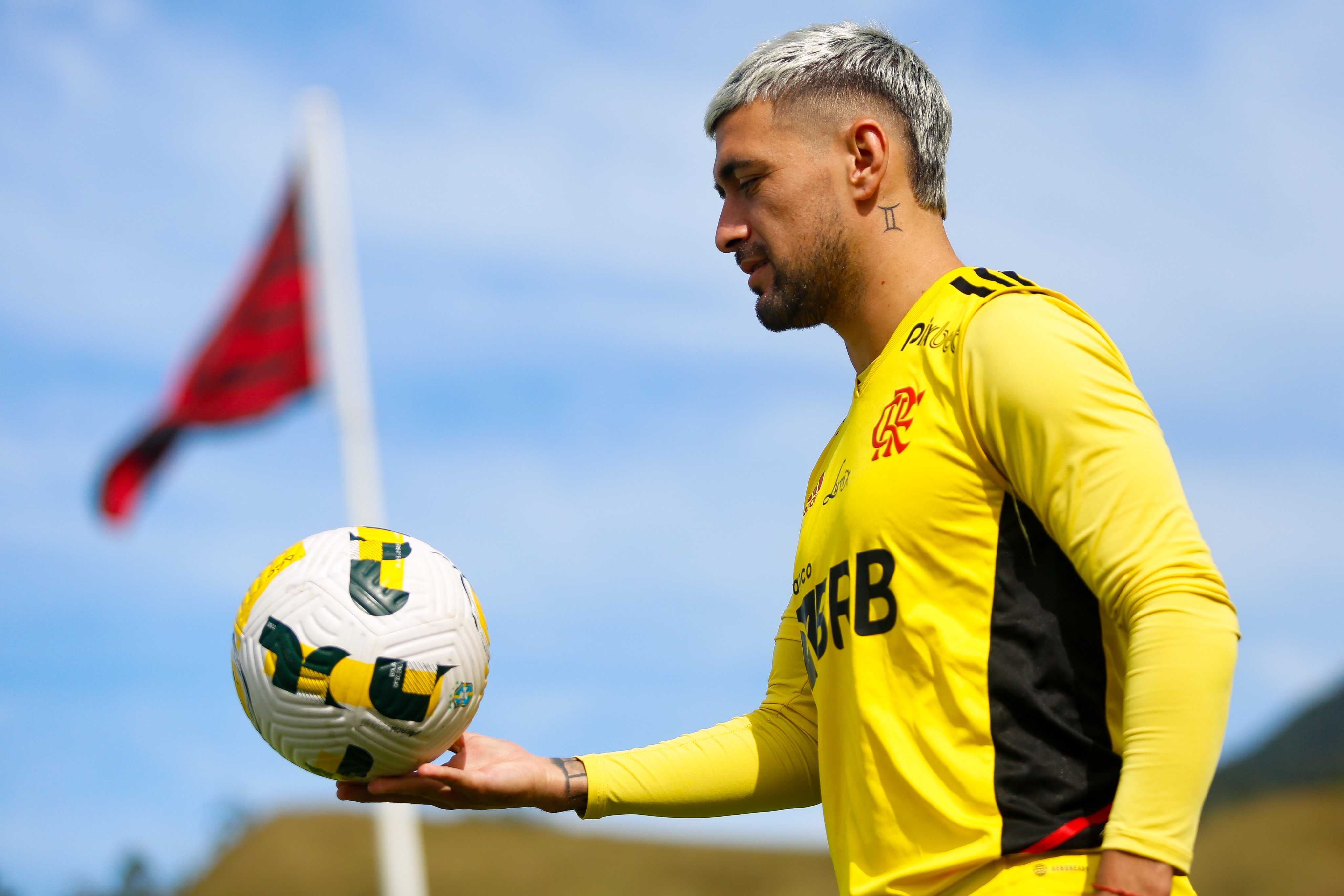 Flamengo, Flu, Galo, Corinthians e Inter em campo; confira os jogos de hoje