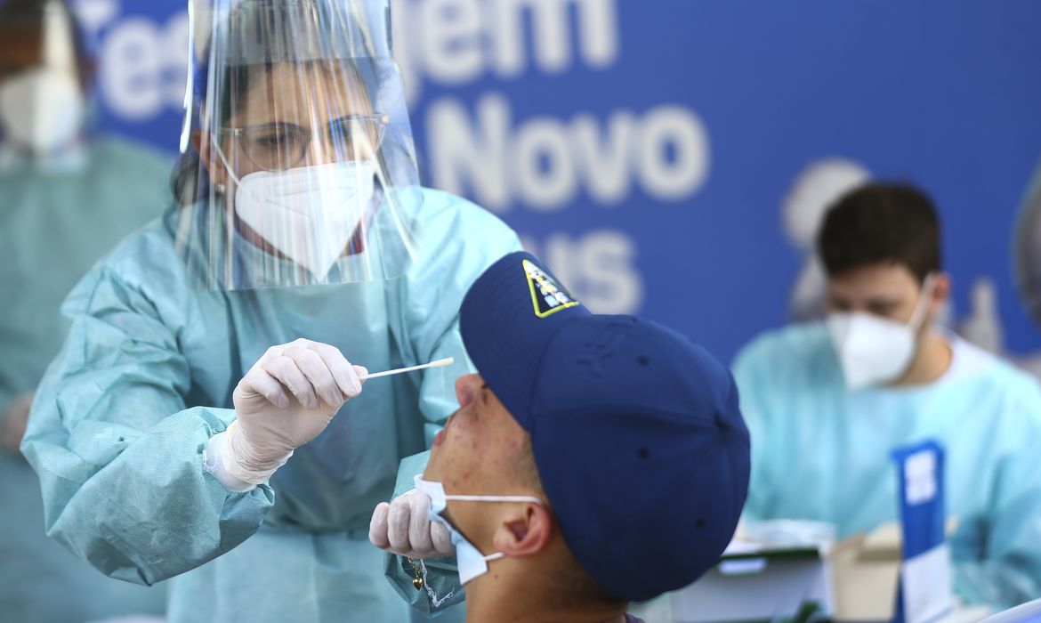 Covid: novos casos triplicam e aumento pode estar relacionado a mutações da ômicron