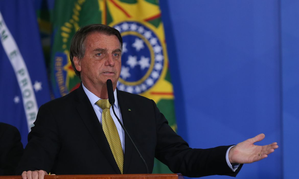 Bolsonaro: Petrobras está preparando nova alta no preço dos combustíveis