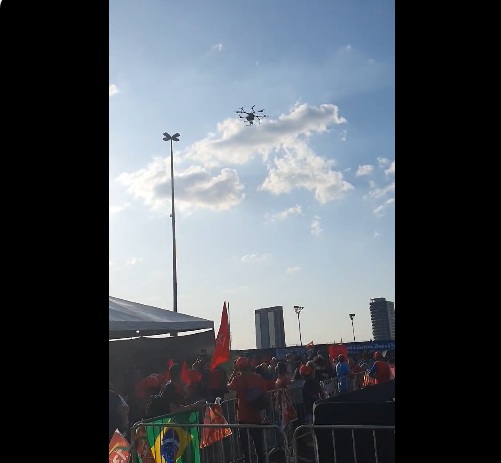 VÍDEO: Drone atira fezes e urina em apoiadores de Lula antes de evento; ASSISTA