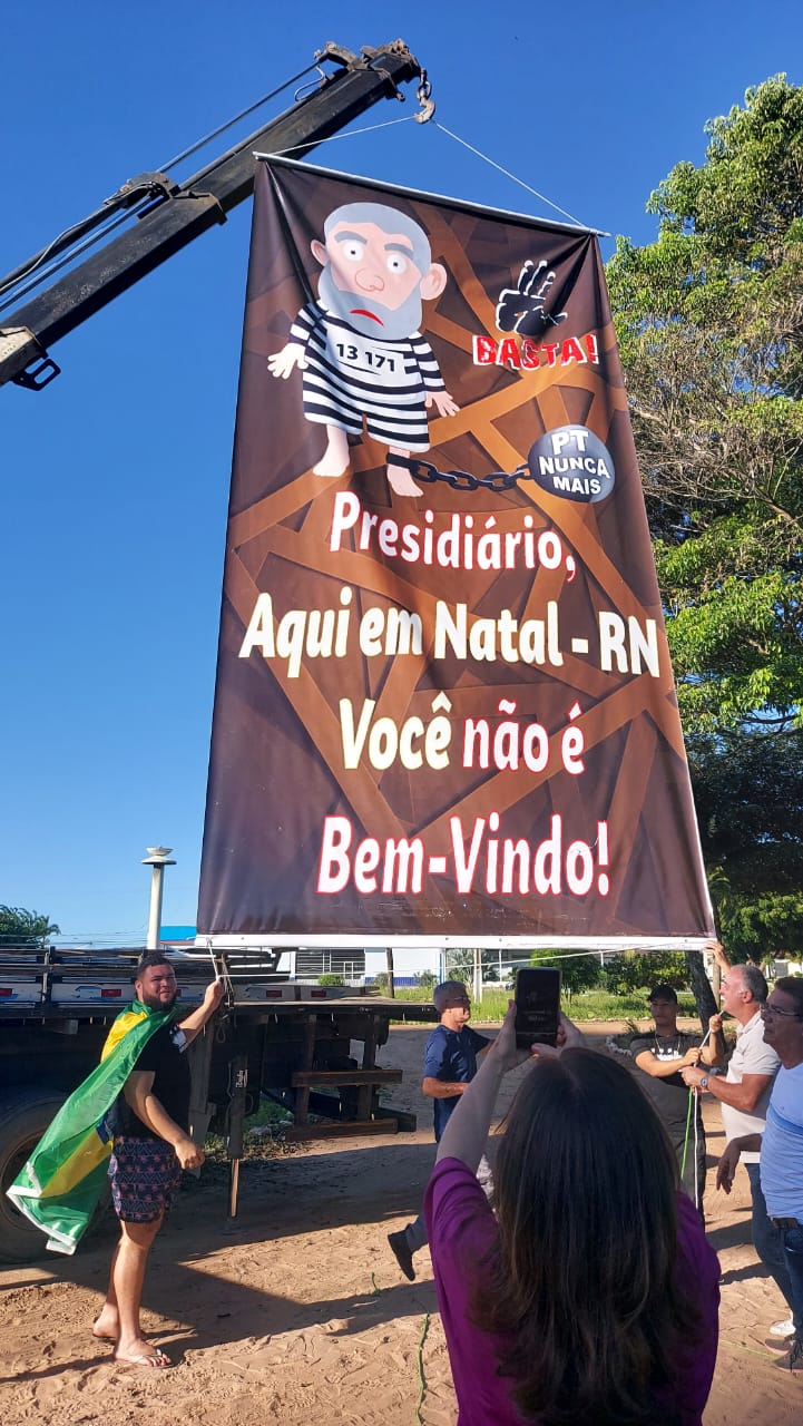 Manifestantes erguem banner gigante contra Lula em Natal: "Presidiário, você não é bem-vindo"