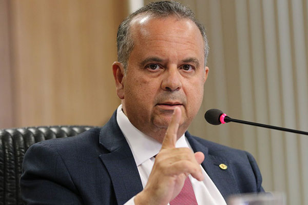 Rogério rebate Lula após ser chamado de baixinho: "o que importa é a estatura moral"