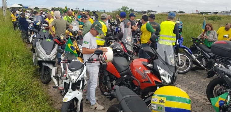 Apoiadores aguardam chegada de Bolsonaro em Natal