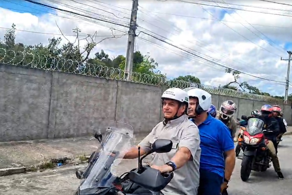 VÍDEO: Bolsonaro leva Rogério Marinho na garupa em motociata; ASSISTA
