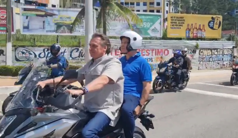 VÍDEO: Bolsonaro percorre ruas de Natal em motociata com apoiadores; ASSISTA
