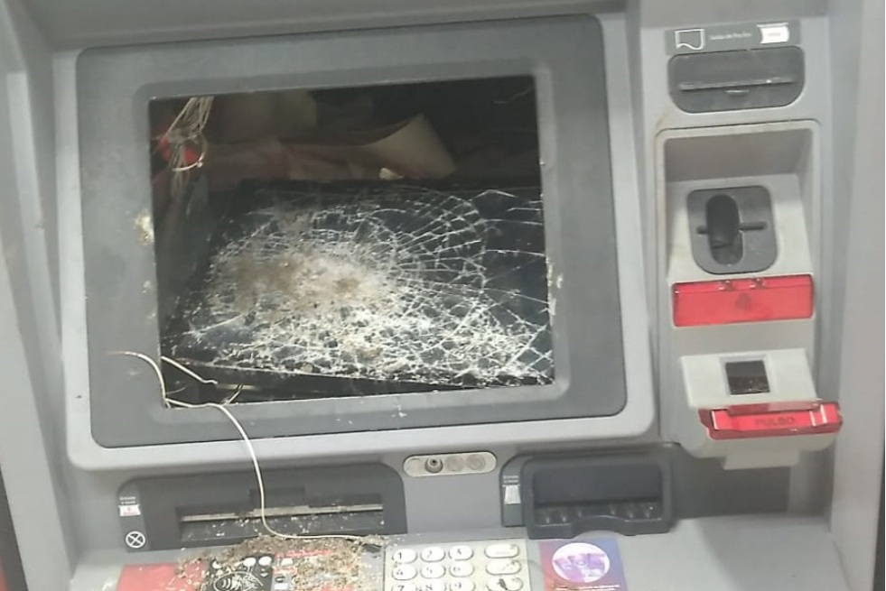 VÍDEO: Homem é preso após quebrar caixa eletrônico com pedradas em Natal