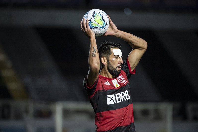 Flamengo libera Isla, que negocia detalhes finais para defender a Universidad Católica