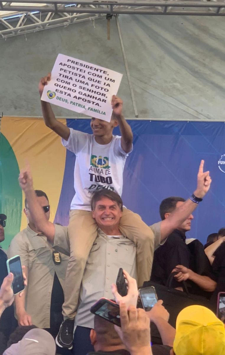Garoto faz aposta com petista, bate foto com Bolsonaro e viraliza na web