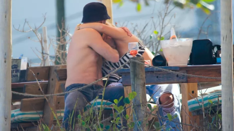 Diego Hypolito troca beijo com loira misteriosa; ex-atleta já disse ser gay