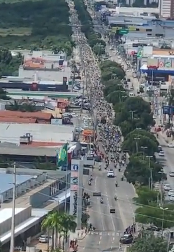 VÍDEO: Imagens aéreas mostram motociata de Bolsonaro ocupando quase toda avenida de Natal; ASSISTA