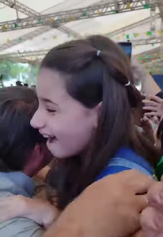 VÍDEO: Garota ganha abraço de Bolsonaro em Natal, chora e viraliza na web; ASSISTA