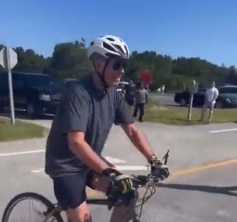 VÍDEO: Biden cai de bicicleta após passeio em praia de Delaware, nos Estados Unidos