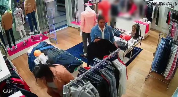 Mulher levanta vestido e esconde jaqueta de R$ 1.300 entre as pernas durante furto; VÍDEO