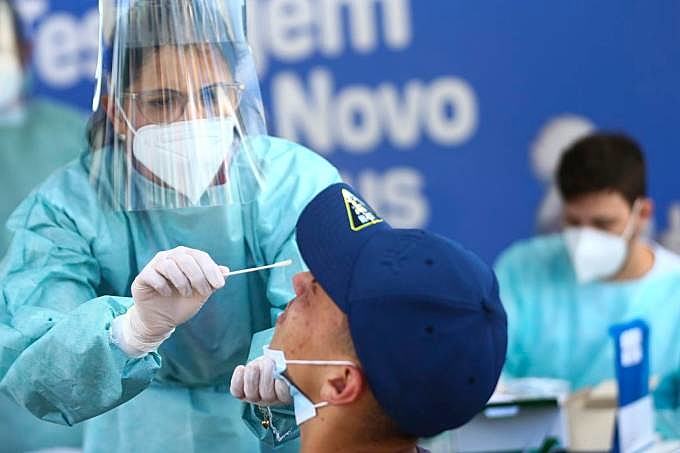 Covid: testes positivos em farmácias crescem mais de 200%