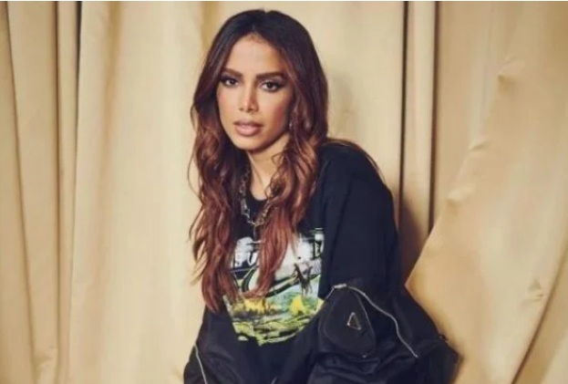 Anitta se choca ao ganhar prêmio e manda recado para Silvio Santos