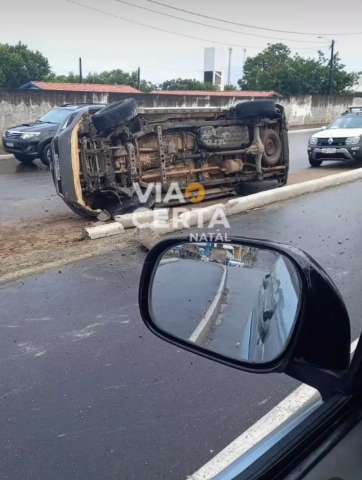 Viatura da PM perde controle e tomba em Natal