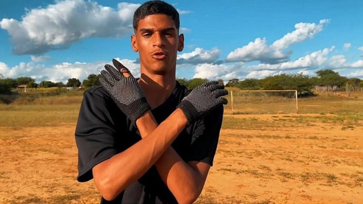 VÍDEO: Influencer brasileiro fenômeno da web desabafa, anuncia pausa nos vídeos e preocupa fãs