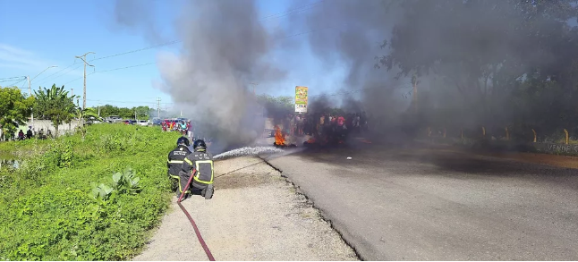 Moradores interditam rodovia no RN em protesto por falta de calçamento em bairro de Mossoró